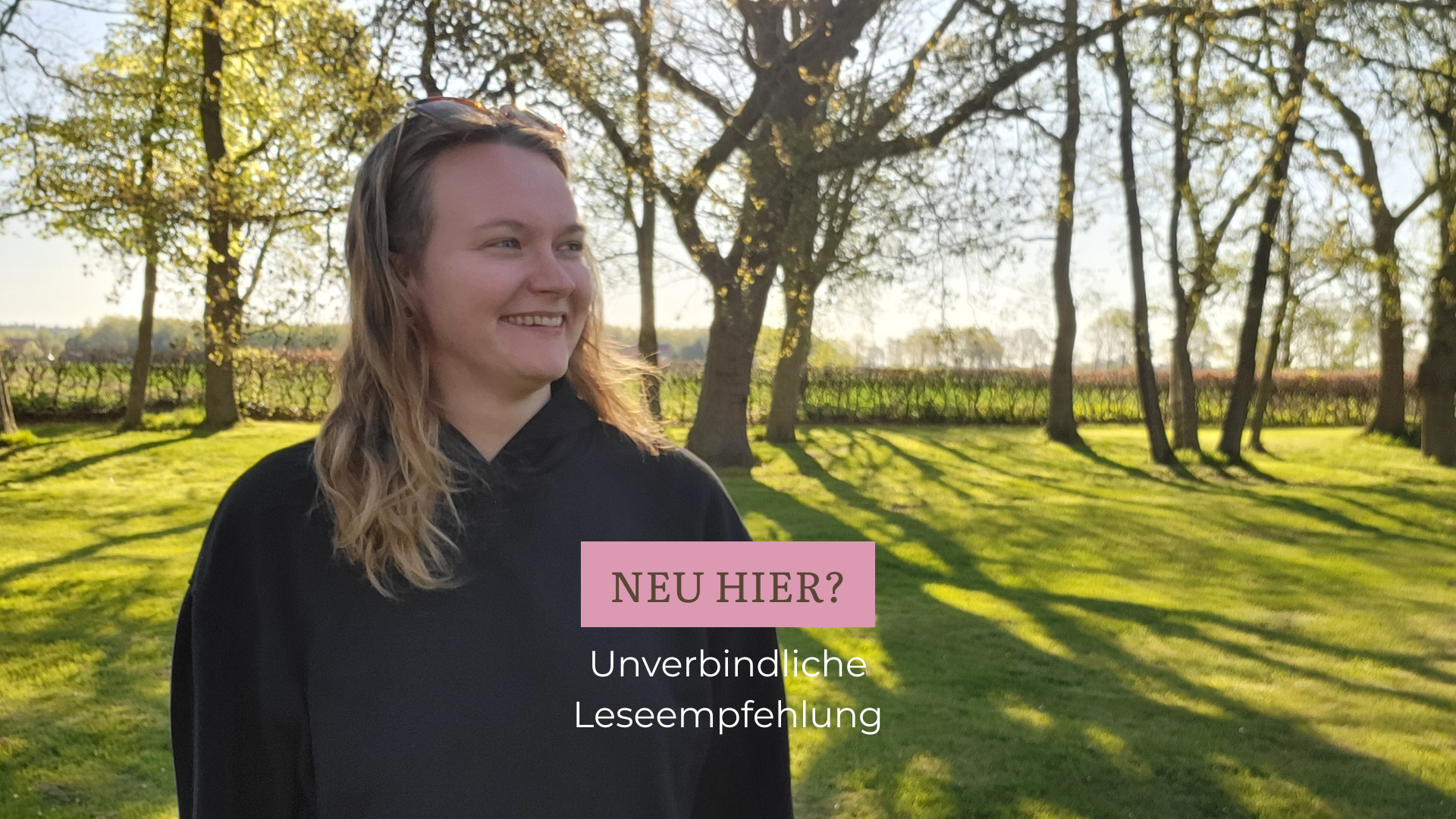 Bloggerin Juliane Kau steht im Garten. Im Hintergrund sind Bäume zu sehen und die Sonne scheint. Ein rosafarbenes Feld befindet sich in der Mitte unten. Dort steht: Neu hier? Unverbindliche Leseempfehlung.