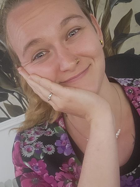 Die Bloggerin Juliane Kau strahlt übers ganze Gesicht, ihre Augen leuchten und sie hält sich ein Hand ans Gesicht. Der Grund: ihr BLOG ist endlich online!