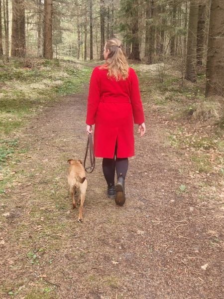 Bloggerin Juliane Kau geht mit ihrer Hündin Pina durch den Wald spazieren.