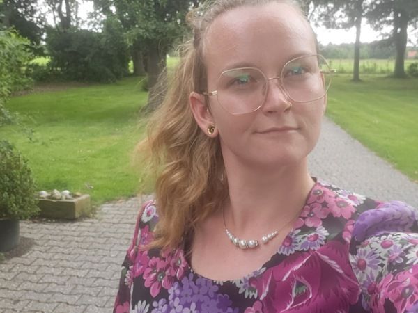 Die Bloggerin Juliane ist draußen im Garten und fotografiert den Moment, als sie ihren Blog online gestellt hat. 