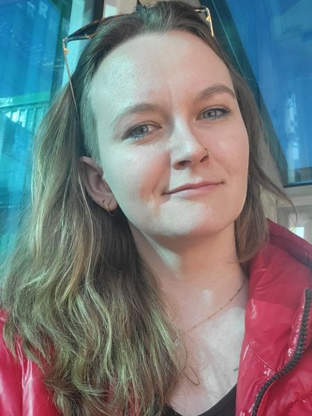 Die Bloggerin Juliane Kau sitzt auf einer Barkasse bei bestem Wetter und Sonnenschein in Hamburg